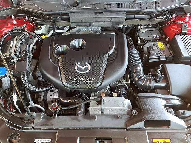 エンジンルームの状態もキレイで機関も良好です！当社では仕入時に90ヵ所以上の点検項目の確認や試乗も実施してます！問題のない車両を店頭にて販売しております！