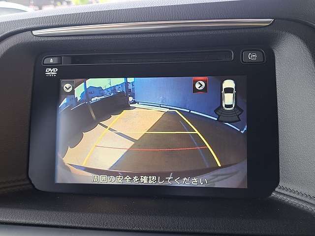バックカメラがついて後方確認が簡単にできます！苦手としている車庫入れ等も安心して出来ますね！凄く需要の高い装備ですので、最初から付いていれば言う事なしですよね！？