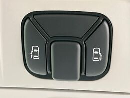 【両側パワースライドドア】スマートキーや運転席のスイッチで後席両側スライドドアの開閉が可能♪電動だから力を入れてドアを開ける必要が無く、小さなお子様でも簡単に開け閉めでき快適です♪
