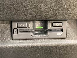 【ETC車載器】を装備しておりますので、ご納車直後からの遠距離ドライブも可能です。土日の利用料金の割引や、朝夕の通行料金を割引料金で高速道路をお楽しみいただけます。