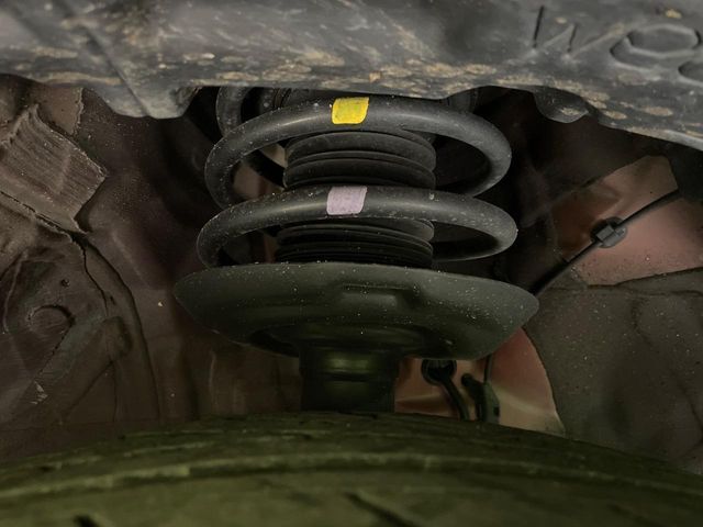お車を安心してお乗りいただく為には、足回りの定期点検が欠かせません。サービスサポート（有償保証）では無料点検もご提供しており、安心のカーライフをお過ごしいただけるサポート体制が整っています。