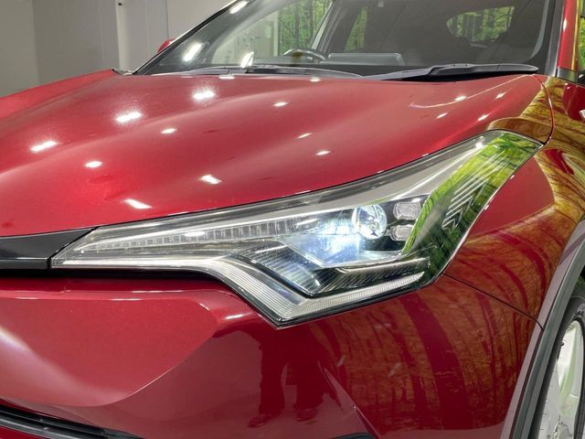 【LEDヘッドライト】悪天候や夜間走行時も良好な視界を確保し安心して運転できる高輝度LEDヘッドライトを装備！点灯速度が早く、消費電力も抑えられています。