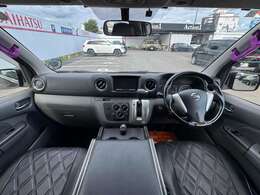 【室内】コックピット。車内もキレイで嫌な臭いもありません！ご納車後の臭いが付きにくくなる「空気触媒コーティング」もあります。