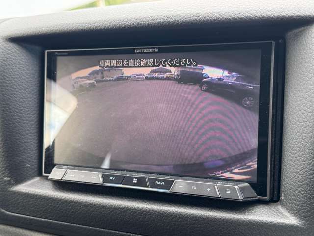 【バックカメラ】駐車時に後方がリアルタイム映像で確認できます。大型商業施設や立体駐車場での駐車時や、夜間のバック時に大活躍！運転スキルに関わらず、今や必須となった装備のひとつです！