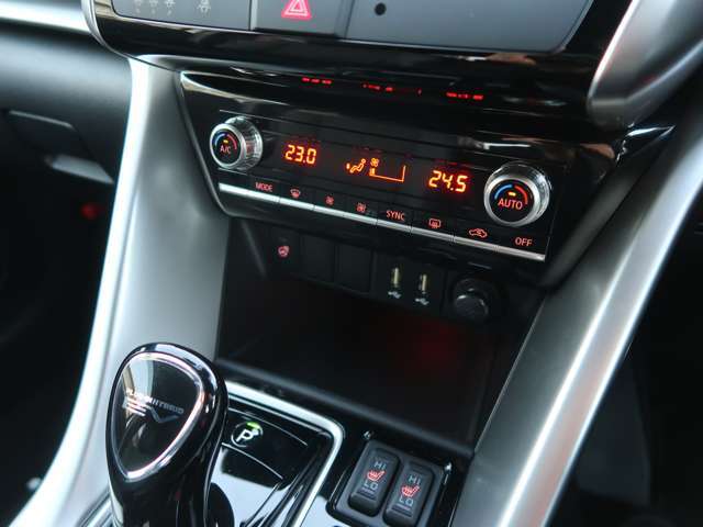 ☆左右で設定温度を変えられるオートエアコン☆