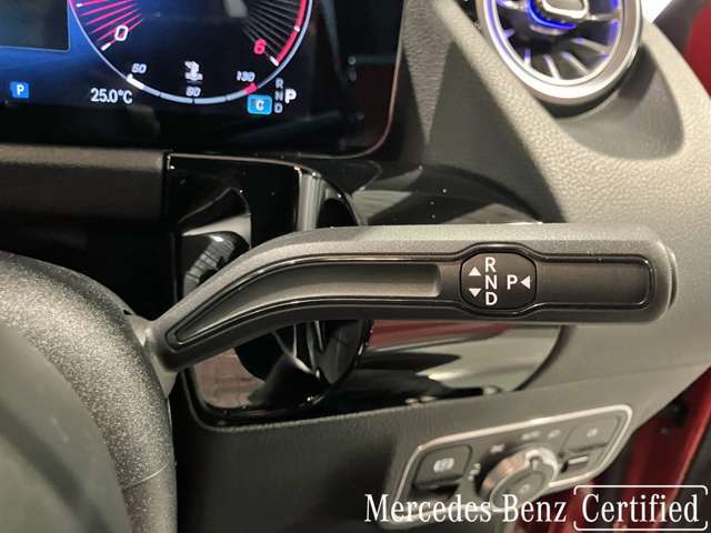 メルセデスベンツでは殆どが電子コラムシフトを採用しており、前進後退の切り替えをスムーズに行うことが出来ます。