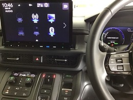 ホンダ純正メモリーナビ搭載なので、遠方へのドライブもお任せ下さい！ステアリング左手側にオーディオ関連のコントロールスイッチを配置しています。操作時は視線を逸らすことなく運転に集中できます