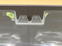 【スマートアシスト】走行中に前方の車両等を認識し、衝突しそうな時は警報とブレーキで衝突回避と被害軽減をアシスト。より安全にドライブをお楽しみいただけます。