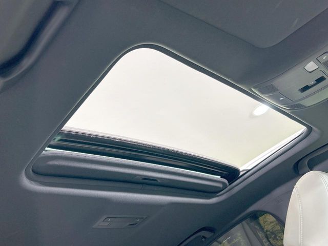【サンルーフ】ボタンひとつで開閉可能！開放感たっぷりのサンルーフが装着されています！車内に明かりを取り入れたり景色を楽しむ以外にも、よどみがちな車内の空気も簡単に換気できて快適です！