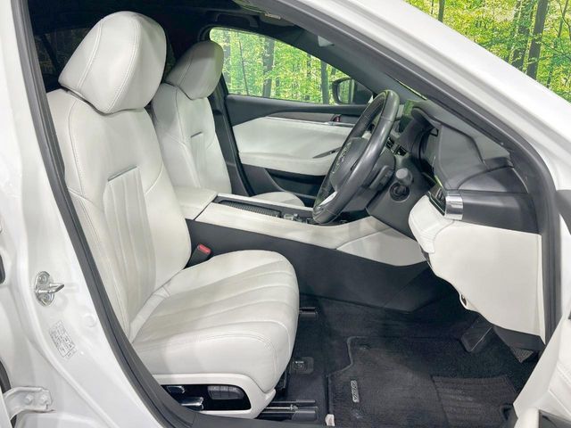 運転席シート廻りは使用感も少なく、良好な状態となっています。前オーナー様が丁寧に使っていたことがよくわかりますね。