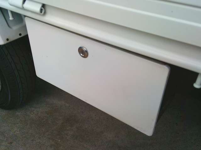 鍵付きの工具箱が付いてます。（非常に便利）