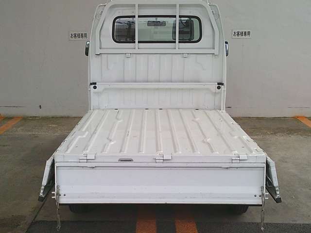 マットを引いてある為、大きなへこみ、キズ等少なく、キレイな状態です。