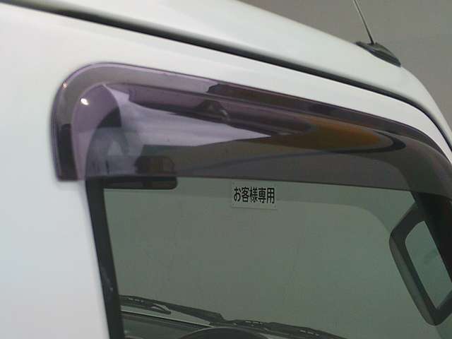 雨の日に便利なサイドバイザー