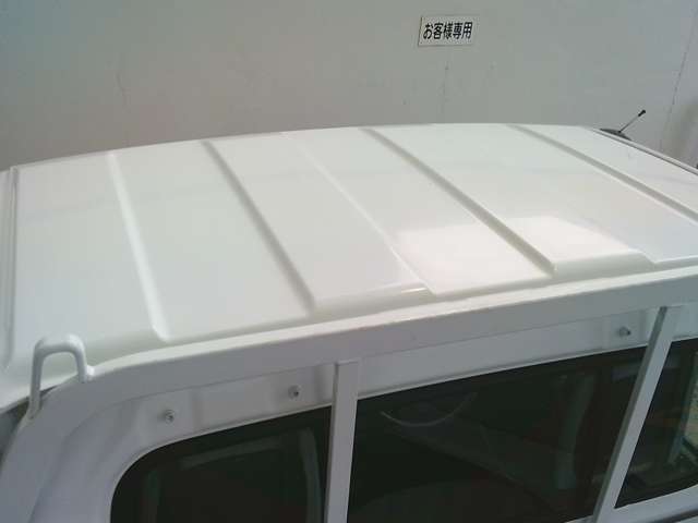 ルーフにへこみ等はございません。