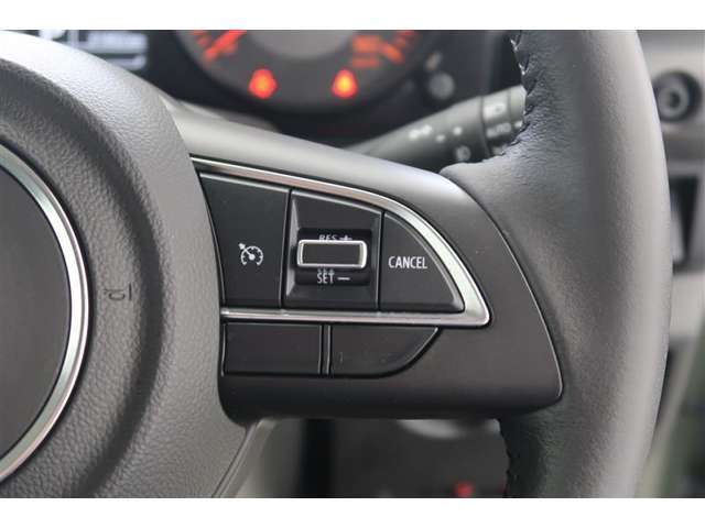 【レーダークルーズコントロール】アクセルペダルを踏まなくても、車間制御モードでは、先行車の車速変化に合わせた追従走行を行い、自動的に加速・減速・停止をします。