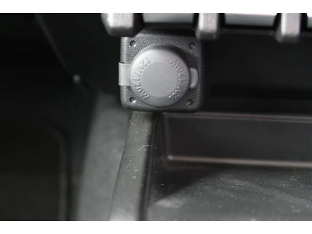 【アクセサリーソケット】12Vのカー用品等の電源供給が可能です。