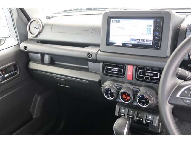 【まるまるクリーニング】内装工程では、中古車を気持ちよくお乗りいただけるよう清掃しております。シートの洗浄はもちろん、ニオイの元となるフロアカーペットまで洗浄・消臭を実施。