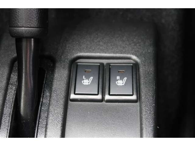 【シートヒーター】運転席、助手席ともにシートヒーター装備です。寒い朝、車内が暖まるのを待たずに快適に出発できます♪気持ちよく1日が始まります。