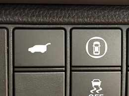 【パワーバックドア】スマートキーや運転席のボタンを押すだけでリアゲートが自動で開閉します！荷物を持っている時や、高い位置にあるバックドアを閉める際に便利な機能です♪