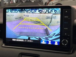 【バックカメラ】駐車時に後方がリアルタイム映像で確認できます。大型商業施設や立体駐車場での駐車時や、夜間のバック時に大活躍！運転スキルに関わらず、今や必須となった装備のひとつです！