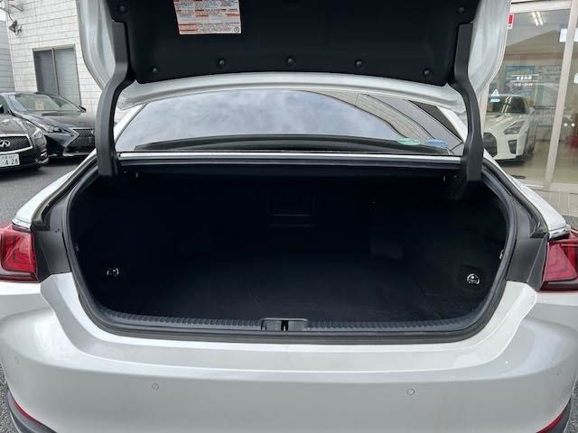 【トランク】積み込みやすくて、たっぷり積める荷室です。シートアレンジできるものは、乗車人数と荷物の量や大きさによってシートを動かすことができるので、より快適なドライブが可能です！