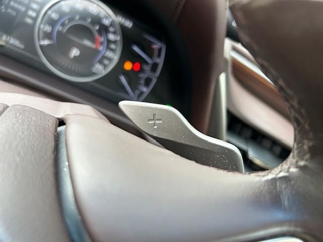 【ハンドル】軽い力で扱いやすいハンドルです。目立つ傷やスレなどなく綺麗な状態です！除菌プランいれていただくとさらに快適に！清潔なお車はお子様にも安心ですね！