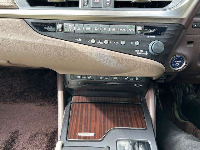 【フロアマット】車内を綺麗に保つのには必須のアイテムです。当店ではフカフカな新品マットも絶賛取り扱い中！ぜひご相談くださいませ。