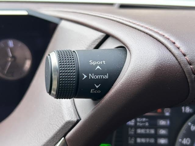 【運転席】座り心地が良いシートなので長時間の運転でも快適にお過ごしいただけます。新品のフロアマットのご注文も可能です。掲載箇所以外にご希望の写真がございましたらお気軽にお問い合わせ下さい。