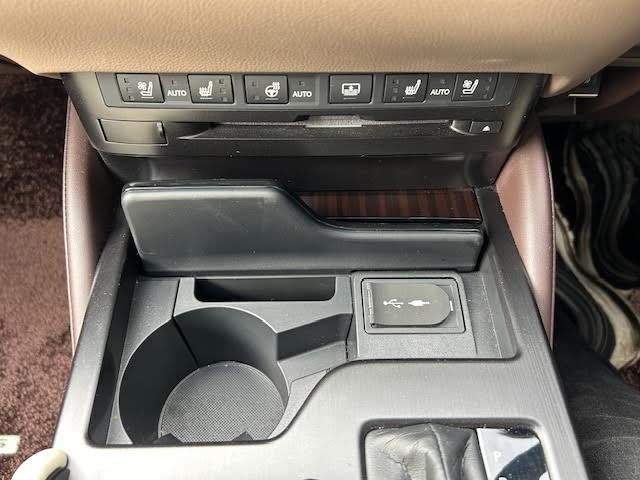 【ドリンクホルダー】長時間のドライブを快適に過ごすために、必須の車内アイテムですね。