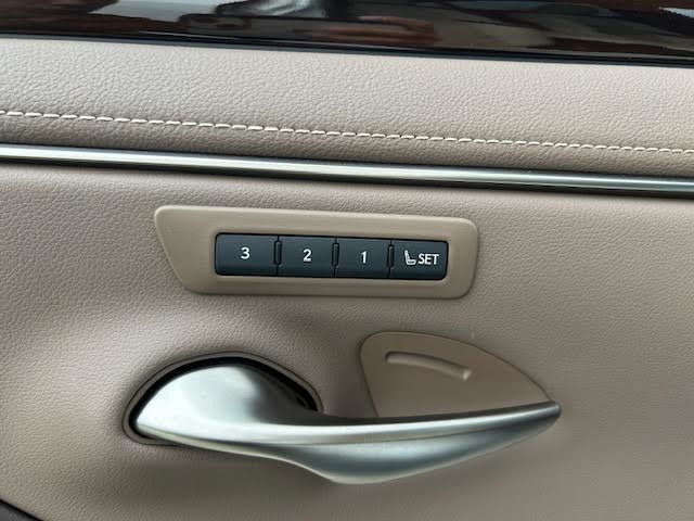 【運転席】座り心地が良いシートなので長時間の運転でも快適にお過ごしいただけます。新品のフロアマットのご注文も可能です。掲載箇所以外にご希望の写真がございましたらお気軽にお問い合わせ下さい。