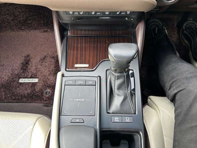 【シフトレバー】シフトも操作しやすく快適なドライブを楽しんでいただけます！