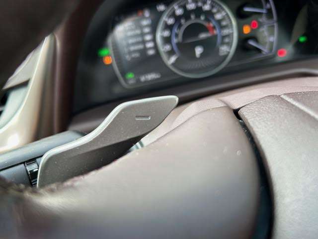 【ハンドル】軽い力で扱いやすいハンドルです。目立つ傷やスレなどなく綺麗な状態です！除菌プランいれていただくとさらに快適に！清潔なお車はお子様にも安心ですね！