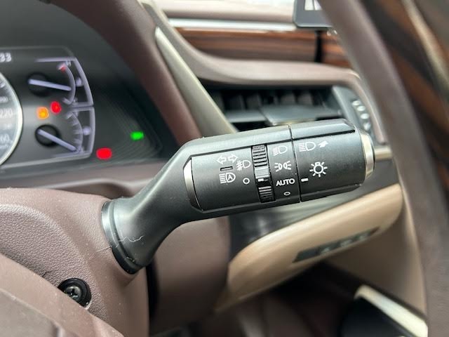 【ハンドル】軽い力で扱いやすいハンドルです。目立つ傷やスレなどなく綺麗な状態です！除菌プランいれていただくとさらに快適に！清潔なお車はお子様にも安心ですね！