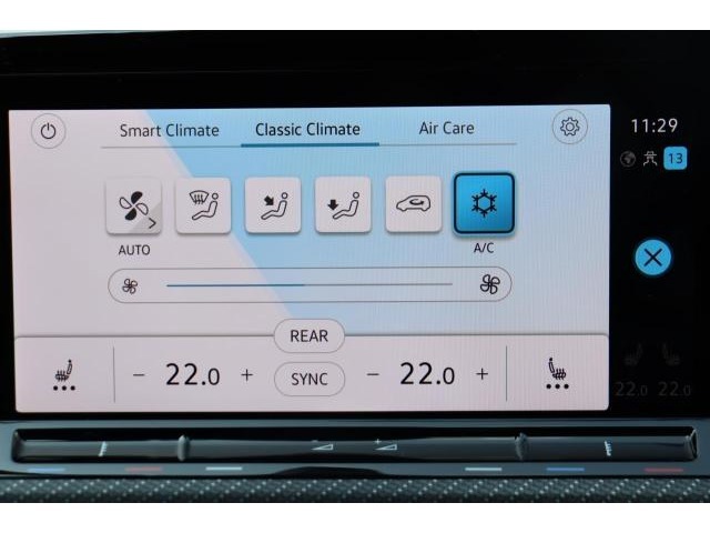 （3ゾーンA/C）タッチ式コントロールを採用しており、運転席と助手席、後席と別れて設定が可能です。