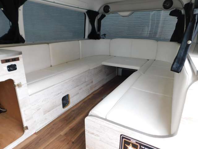 ★ホワイトソファーシートとなっております♪