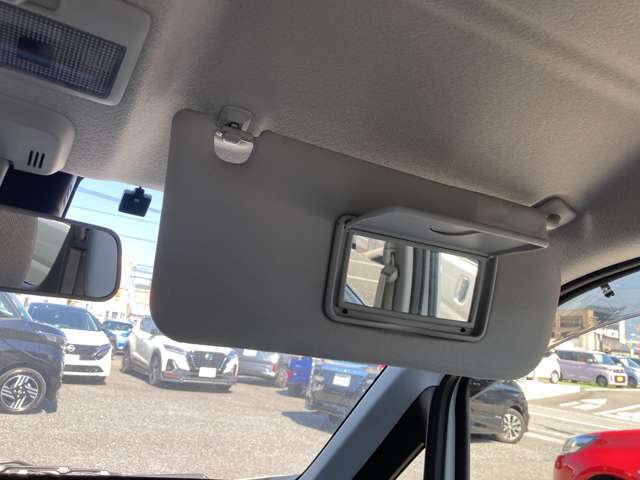 バニティミラーで、お化粧直しやコンタクトレンズがずれた時、もしも運転中に目にゴミが入ってしまった場合でも安心ですね♪
