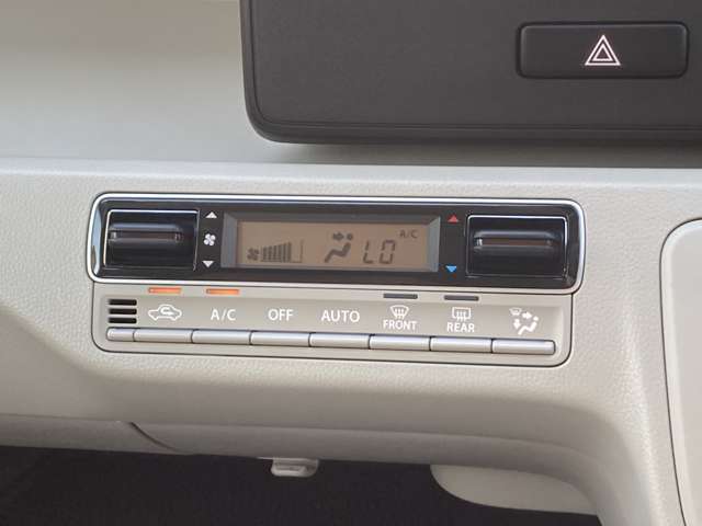 オートエアコンで温度調整も楽チン！四季を問わず快適に運転することが出来ます。