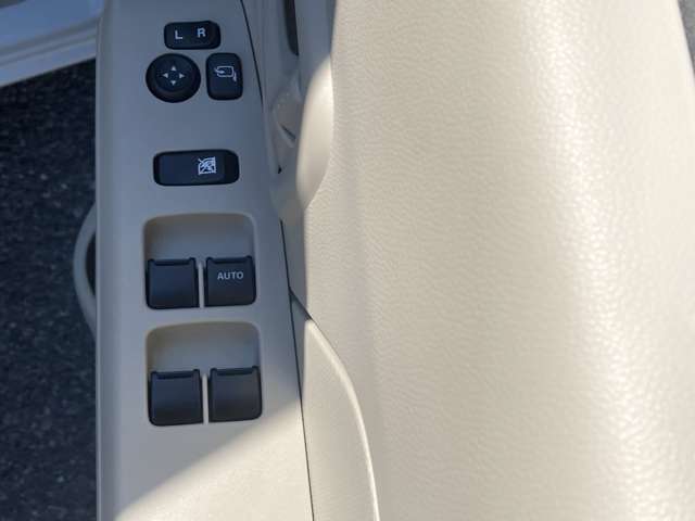 全席パワーウィンドウとなっています。運転席はオートになっているのでワンタッチ開閉することが出来ます。