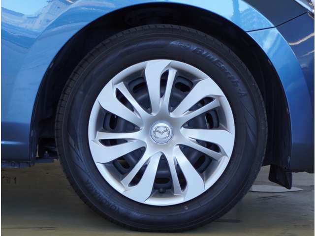 【ホイールキャップ】車に良く似合う純正ホイールキャップが装備されています。ノーマルタイヤ、スタッドレスタイヤも広島マツダにお任せください。