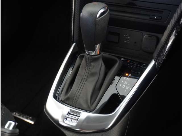 【シフトレバー】シフトもとても操作しやすいデザインになっております。運転する人の事を第一に考えた操作性の高い仕様です。