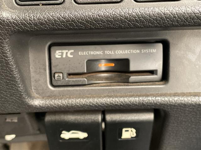 【ETC】有料道路を利用する際に料金所で停止することなく通過できる、ETC車載器（ノンストップ自動料金収受システム機器）が装備されています。セットアップを行うことで利用可能になります。