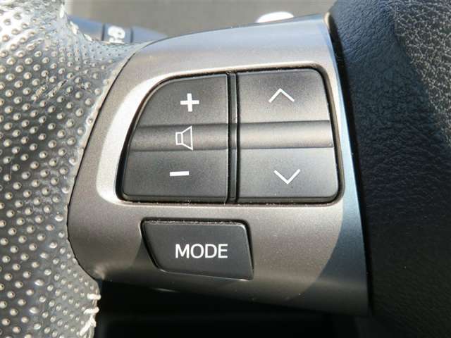 【ステアリングスイッチ】左です。ステアリングから手を離さず、運転に集中したまま手元でオーディオ操作等が出来ます。