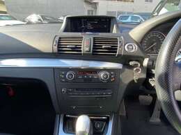 黒パネルになっております。下の部分には前席シートヒーターのボタンが付いております。