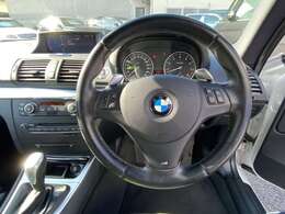 ステアリングスイッチ付きの革巻きステアリングとなっております。