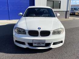 BMWの135iクーペが入庫致しました！人気色のホワイトです。平成21年式ではありますが外装内装の状態は、非常に良いです。