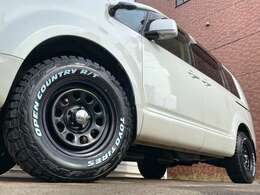 足元はDAYTONA　SSブラックホイールにTOYOオープンカントリーR/Tホワイトレタータイヤをどちらも【新品】装着！　デリカD:5にはこの武骨でワイルドなスタイルがピッタリ♪