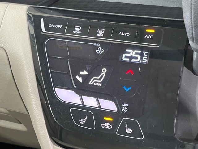 【オートエアコン】一度お好みの温度に設定すれば、車内の温度を検知し風量や温度を自動で調整。暑い…寒い…と何度もスイッチ操作をする必要はありません。快適な車内空間には必須の機能ですね♪