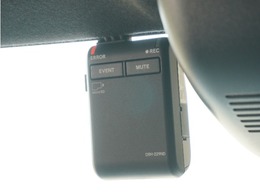 ◆ドライブレコーダー◆映像・音声などを記録する自動車用の装置です。　もしもの事故の際の記録はもちろん、旅行の際の思い出としてドライブの映像を楽しむことができます。