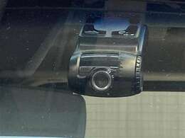 ドライブレコーダー♪万が一事故が起こってしまった際に役立ちます。録画された映像は、事故の状況を判断する場合の証拠にもなることもありますので安心ですよね（＾＾）