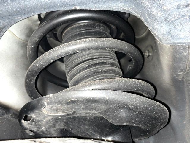 お車を安心してお乗りいただく為には、足回りの定期点検が欠かせません。サービスサポート（有償保証）では無料点検もご提供しており、安心のカーライフをお過ごしいただけるサポート体制が整っています。